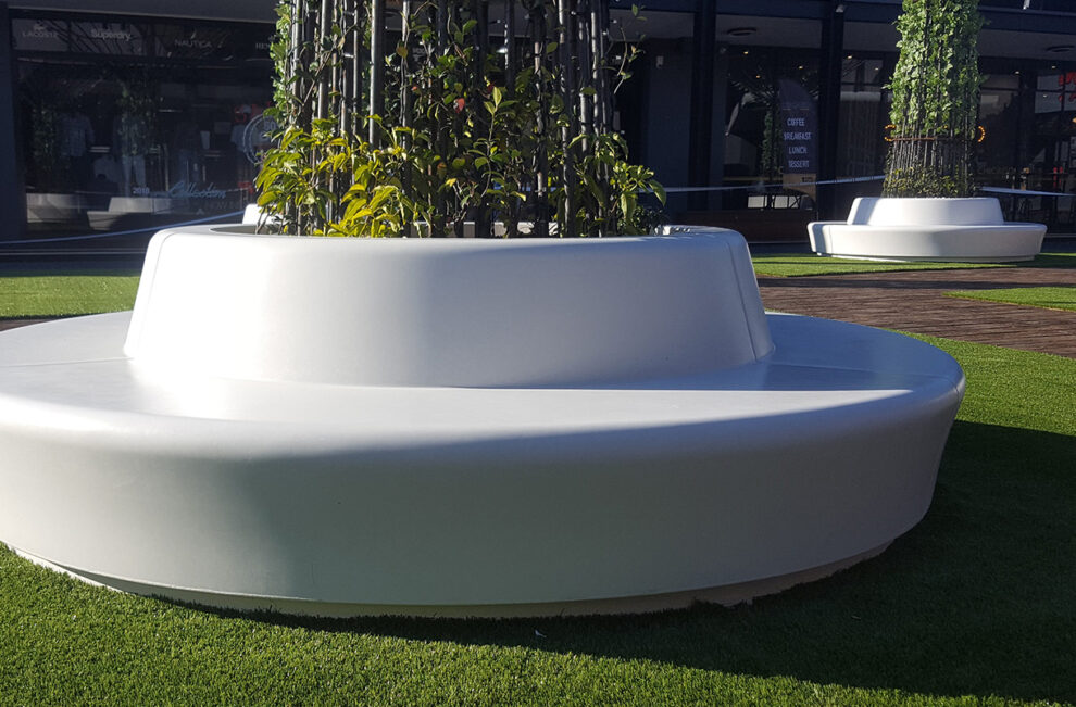 Alfresco circular bench seat planter